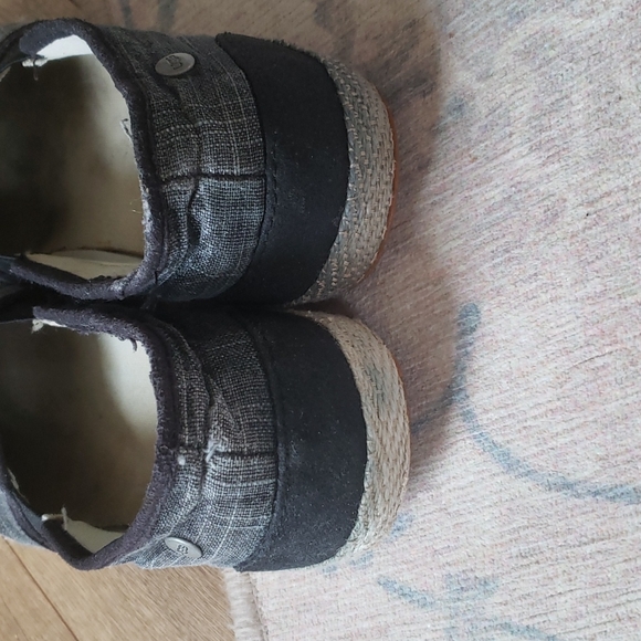 Used Ugg slip on sneakers - Picture 5 of 8